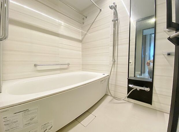1418サイズのゆったりとご入浴いただけるユニットバス　寒い冬場の入浴や雨に日のお洗濯に便利な浴室換気乾燥機が標準装備です