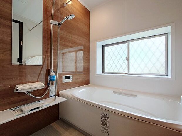 木目調が美しい一坪タイプの浴室　広々とした浴室は足を伸ばしてゆっくりバスタイムを楽しめます　浴室換気乾燥機が標準装備です