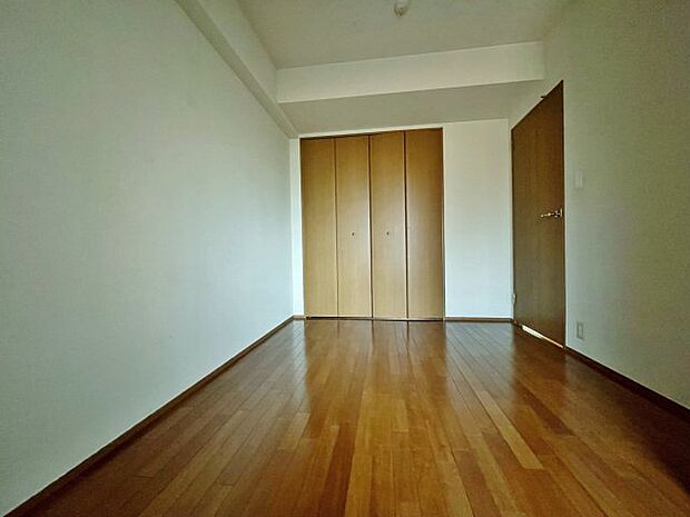 開放廊下側5.5帖洋室　整形なお部屋なので家具のレイアウトもしやすいです