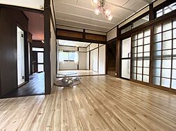 丘の上にある春のLa　torta 3LDKのリビング/ダイニング