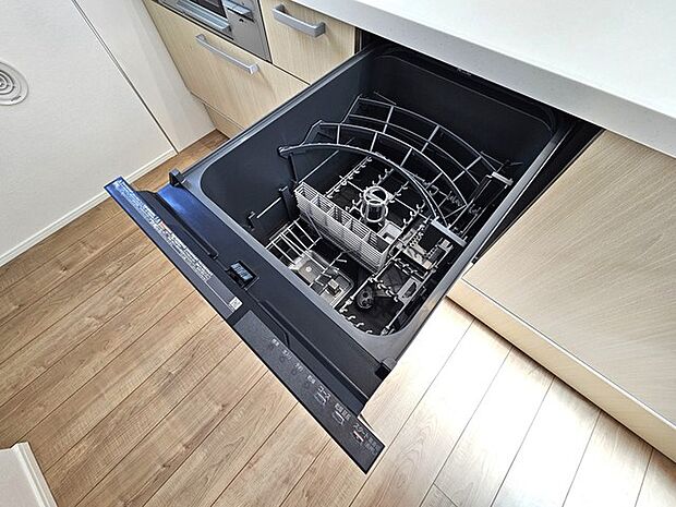 キッチンは後片づけもラクラクな食器洗浄乾燥機付き。高温のお湯や高圧の水流を利用することで汚れを効果的に落とすことができ、省エネかつ衛生的です。欲しい設備ナンバーワンです！