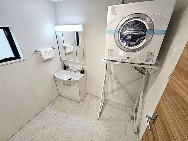 大人気のガス乾燥機【幹太くん】が設置された洗面化粧室。レイアウトもばっちりです（1号棟）。
