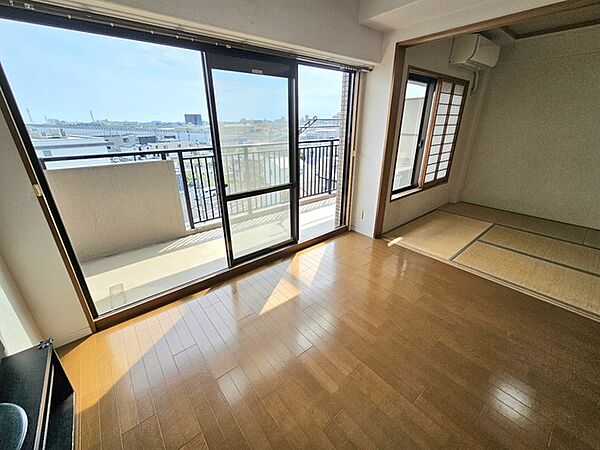 南面の大きなFIX窓からたっぷりの陽光が差し込むます。窓から目線が合う建物が近くにありませんので、カーテンいらずの生活も可能です！