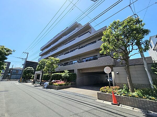 大通りから一本入った立地になりますので、大変静かで小さなお子様のいらっしゃるお客様にも安心してお住まいいただけます。