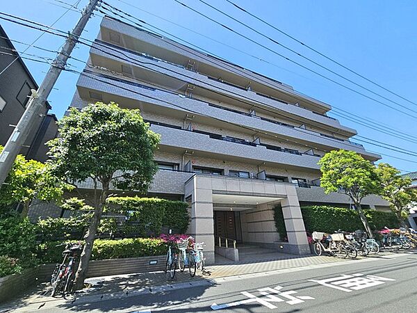 2000年築。3路線利用可能な好立地マンションです。大通りから一本入ったところにございますので、大変落ち着いていて、小さなお子様のいらっしゃるお客様も安心してお住まいいただけます。