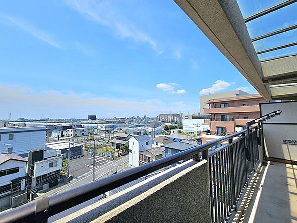 最上階のため、バルコニーの屋根部分はガラス製となっていますので、明るさが違います！南バルコニーで毎日のお洗濯もラクラク快適です。