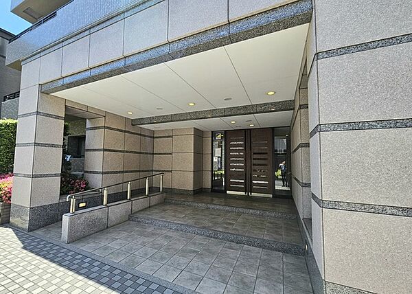 重厚感漂うエントランスです。