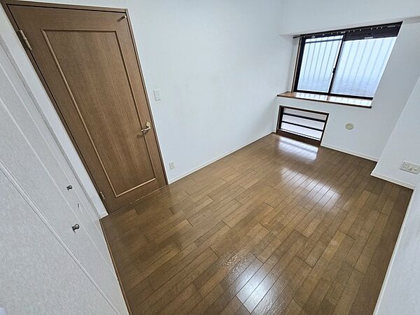 約6.0帖の洋室です。出窓のため、お部屋に光を多く取り込むことができていて、空間が広く感じられます。