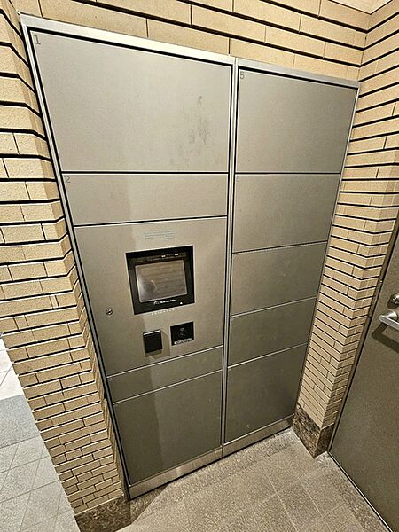 マンションには宅配ボックスが設置されていますので、不在時のお荷物の受け取りもスムーズにできます。