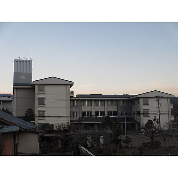 画像18:中学校「飯田市立緑ケ丘中学校まで3266ｍ」