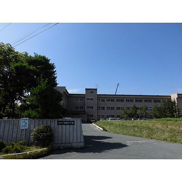 画像24:小学校「長野市立徳間小学校まで690ｍ」