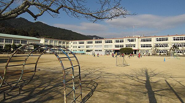大津市立長等小学校（240m）