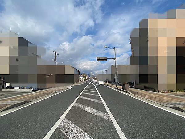 前面道路幅員約16m（歩道部分も含む）
