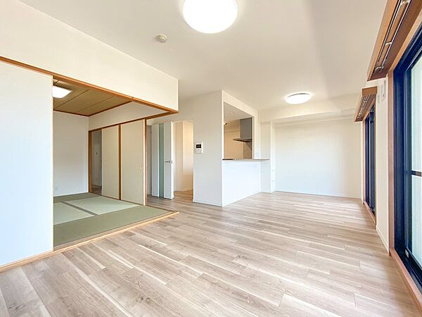 約14.8帖のリビングダイニングキッチン。隣接和室を開放していただくと広々約20帖の家族団欒空間としてご利用いただけます。フルリフォーム済みで即ご入居が可能です。