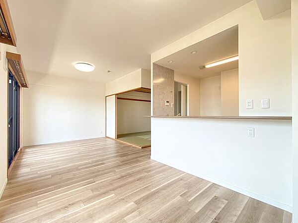 令和7年8月フルリフォーム完了。全室クロス・フローリング貼替え済のため気持ちよくご入居いただけます。どんな家具家電を置こうかと考えるのが楽しみになりますね。