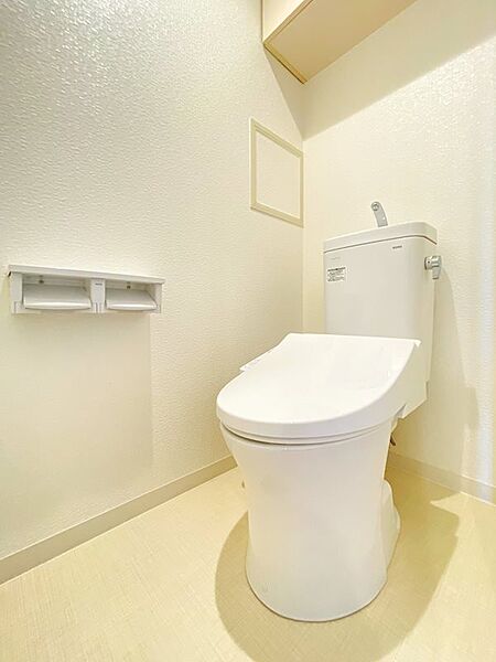 ウォシュレット付トイレ【TOTO　ピュアレスト】採用。節水性に優れた点や便器裏のフチが浅い形状のためお手入れがしやすい点なども嬉しいポイントですね。上部戸棚付きで備品等はすっきり収納可能です〇