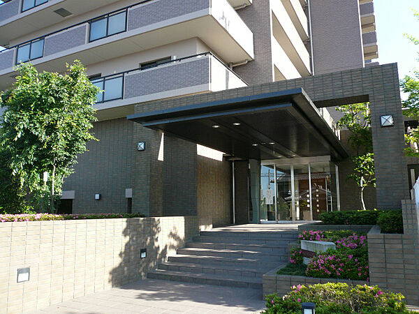 マンションエントランス。オートロック付きのためお子様や単身の方にも安心。