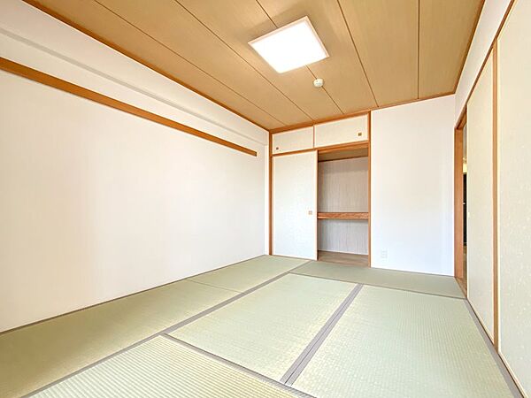 6帖和室。大容量の押し入れ収納が嬉しいですね。客間として、家事の合間の休憩場として、お子様の遊び場として‥など、状況に応じてさまざまご利用いただけます。畳表替え済み、襖貼替済みです。