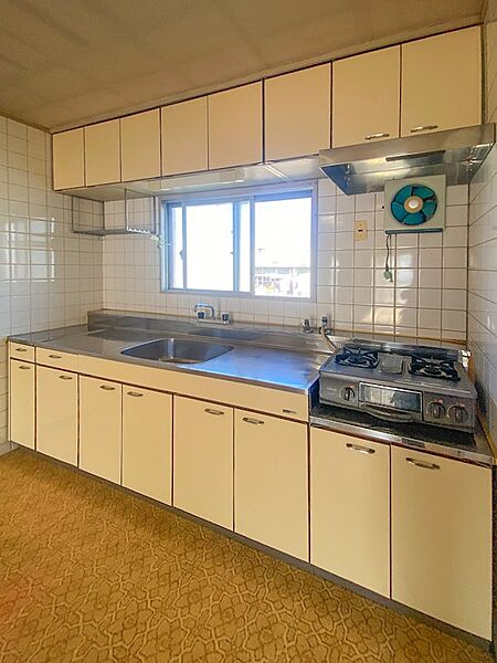 キッチンは壁付けのため、空間を広くご利用いただけます。リフォーム無料お見積もりも可能です。お気軽にお申し付けくださいませ。