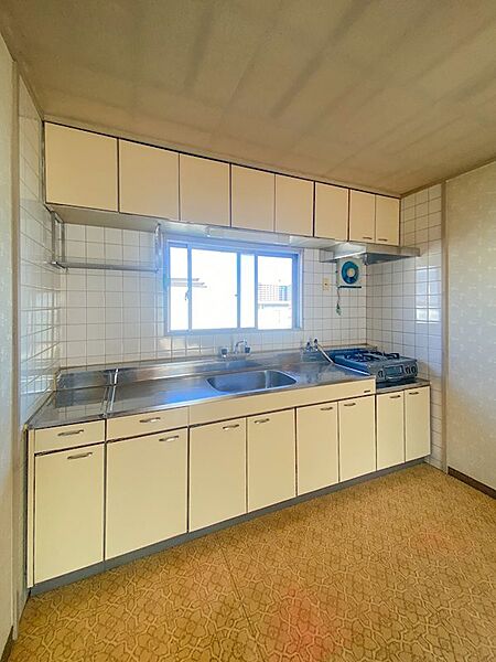 キッチンは壁付けのため、空間を広くご利用いただけます。リフォーム無料お見積もりも可能です。お気軽にお申し付けくださいませ。