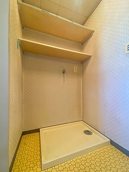 洗濯機置き場の上には収納棚もございます。お好きにリノベーションも可能です。棚色、クロス、クッションフロアなどお好きに改装されてみてはいかがでしょうか？