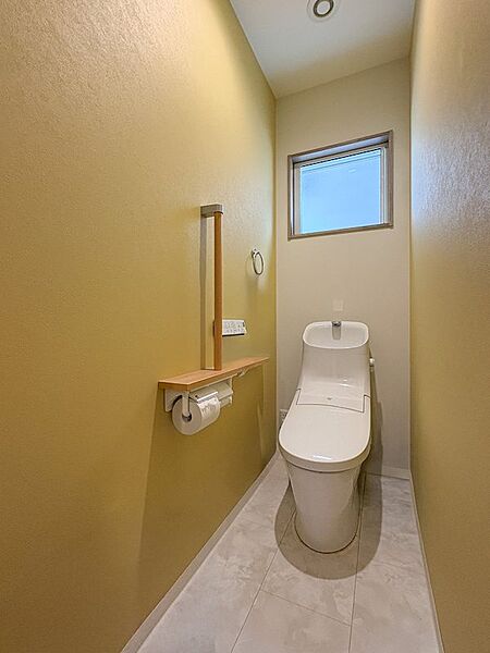 アクセントクロスがお洒落なトイレ空間。便器フチが無くお手入れ楽々な【LIXILベーシアシャワートイレ（フチレス）】採用。窓があり自然換気も可能◎※画像処理技術で家具を消し空室イメージを再現しています。