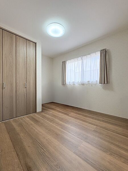 2階洋室5.3帖。各居室に使い勝手の良いクローゼットが備わっております。築浅美宅物件のため気持ちよくご利用いただけます。※画像処理技術で家具を消し空室イメージを再現しています。