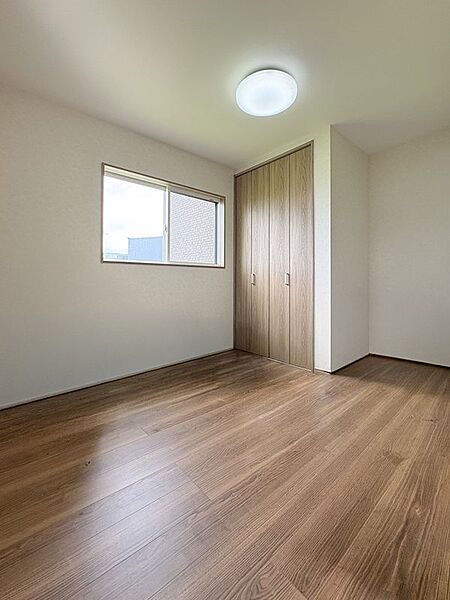 2階洋室5.3帖。各居室に使い勝手の良いクローゼットが備わっております。築浅美宅物件のため気持ちよくご利用いただけます。※画像処理技術で家具を消し空室イメージを再現しています。