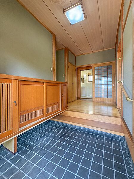 和風建築で風情ある雰囲気を演出する広々とした玄関。下駄箱付きで増えがちなブーツや靴類もすっぽりお仕舞いただけます。