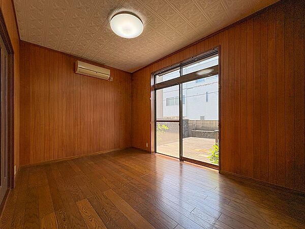 居間6帖空間。DK約9帖と開放して広くご利用いただけます。ご希望の際は壁クロスや床材の貼替等、無料御見積も可能です。どうぞお気軽にお問合せくださいませ。