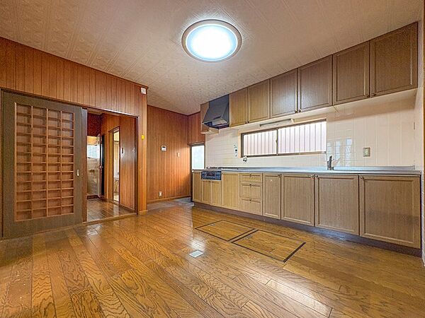 ワイドキッチンは壁付けのため、ダイニングスペースを広くご利用いただけます。勝手口や窓付で自然換気がしやすいです。ご希望の際にはキッチンの新調や床材・クロスの貼替もご提案、無料御見積が可能です。