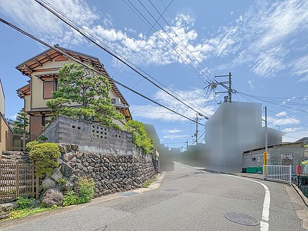 北西角地で開放感ある立地。前道幅員約8m、間口約18m。高台でプライベート空間が保たれます。