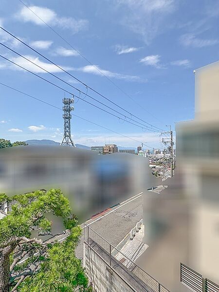 2階からは一部琵琶湖や琵琶湖花火大会も鑑賞可能です。角地で日当たり、風通し良好で開放感のある立地です。