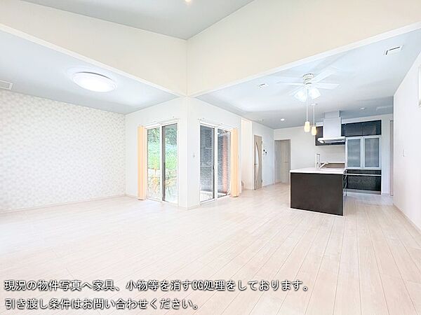 広々約25.5帖のリビング。※家具消し加工により家具を消去しております。