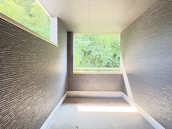 天気に左右され過ぎず、洗濯物が干せるインナーバルコニー。