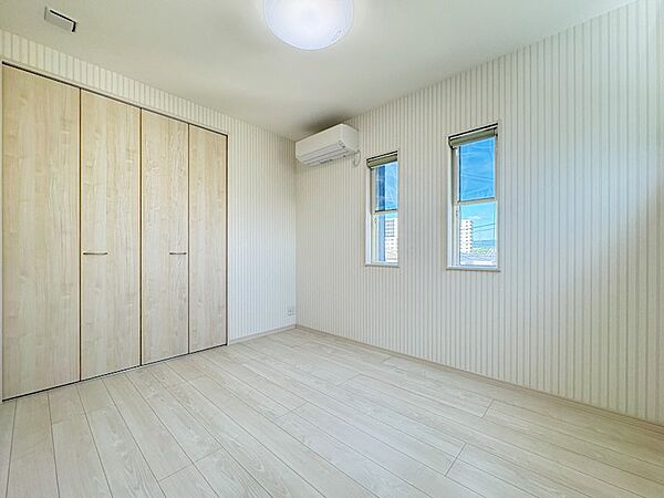 洋室約5.6帖。二面採光で、明るさと開放感があります。