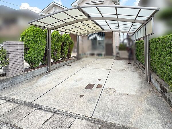 2015年並列2台可能な駐車場へ拡張工事済み。ワイドカーポート付で雨の日の荷物の出し入れもスムーズに。前道幅6mで入出庫がしやすく嬉しいですね。不要な車通りの少ない閑静な住宅地内です。