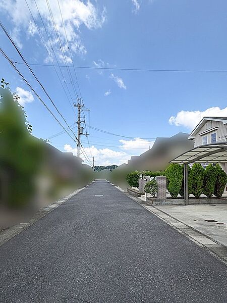 前道幅は広々約6mございます。閑静な住宅地内で不要な車通りがなく、近くには公園もございますので、お子様の通学やワンちゃんのお散歩等にも便利で快適な立地です。