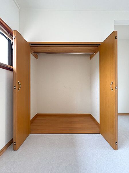 2階南西側帖洋室。クローゼットが広々としていて、お荷物がすっぽり入れ込んでいただけます。