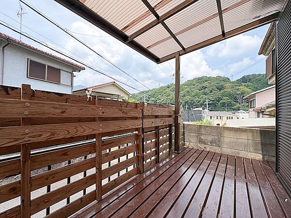 1階南西側洋室からアクセスできるテラススペース。屋根付きで突然の雨にも安心。