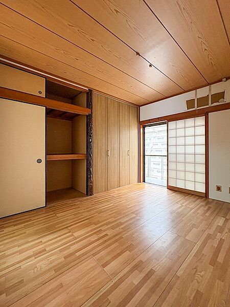 1階北東側居室6帖。元々は和室でしたが、フローリング貼り・押し入れをクローゼットにリフォームし、洋室化されております。掃き出し窓にはテラスがあり、お洗濯物を干して回収までが1階で完結できます。