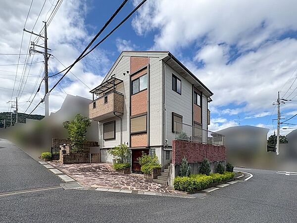 閑静な住宅地内・三方角地で日当たり・風通し良好な開放感のあるお家。即日ご案内が可能です。お気軽にお問合せくださいませ。