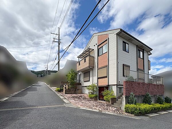 ゆとりある間取り・平成17年築・4LDK・掘りごたつあり・地階倉庫やロフト等収納スペース充実・空家につき即日ご案内が可能です。お気軽にお問合せくださいませ。