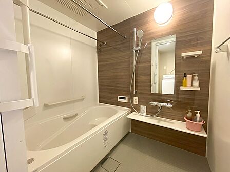 浴室暖房乾燥機付きの広々とした浴室
