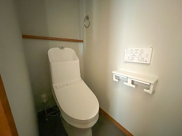 清潔感ある落ち着いたデザインのトイレです