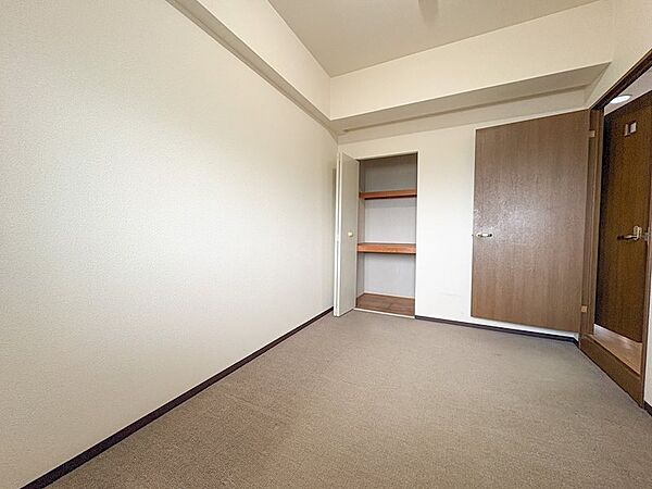 収納付きで使い勝手の良い洋室！シンプルでレイアウトしやすい快適空間です。
