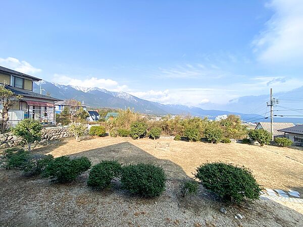 開放感抜群の庭と美しい山々の眺望。家庭菜園やアウトドアも楽しめる広さです。
