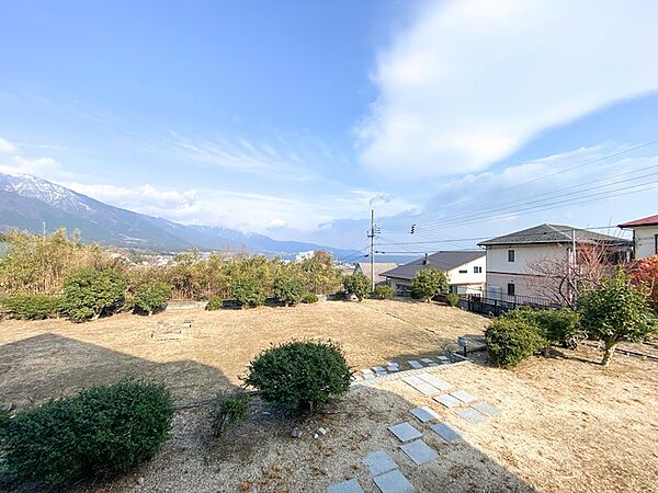 広大な庭から望む山並みと湖の絶景。自然を感じながら贅沢な時間を過ごせます。