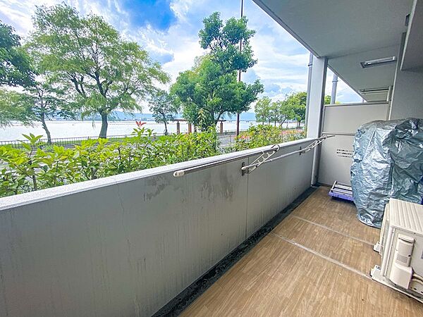 バルコニーも奥行きがあります。眺望も良く、気持ちの良い空間です。