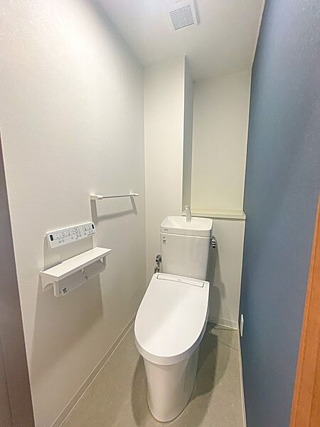 ウォシュレット付トイレ、節水性に優れた点や便器裏のフチが浅い形状のためお手入れがしやすい点なども嬉しいポイントですね。アクセントクロスもおしゃれで爽やかな空間に感じます。